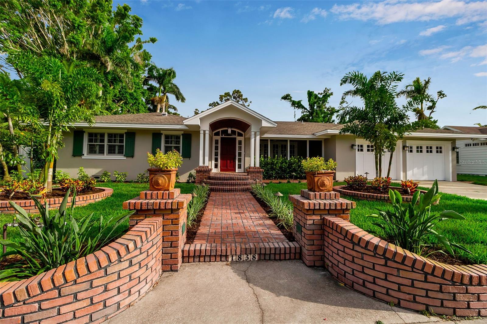 1838 Alta Vista St