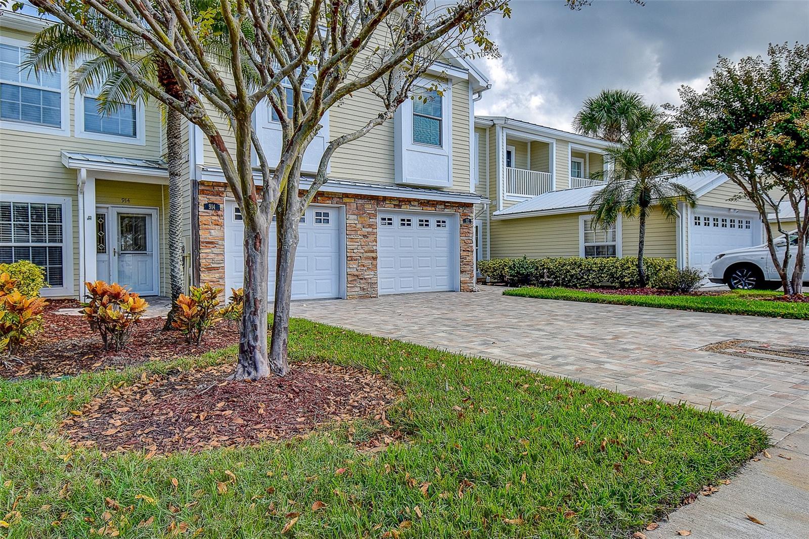 914 Woodbridge CT