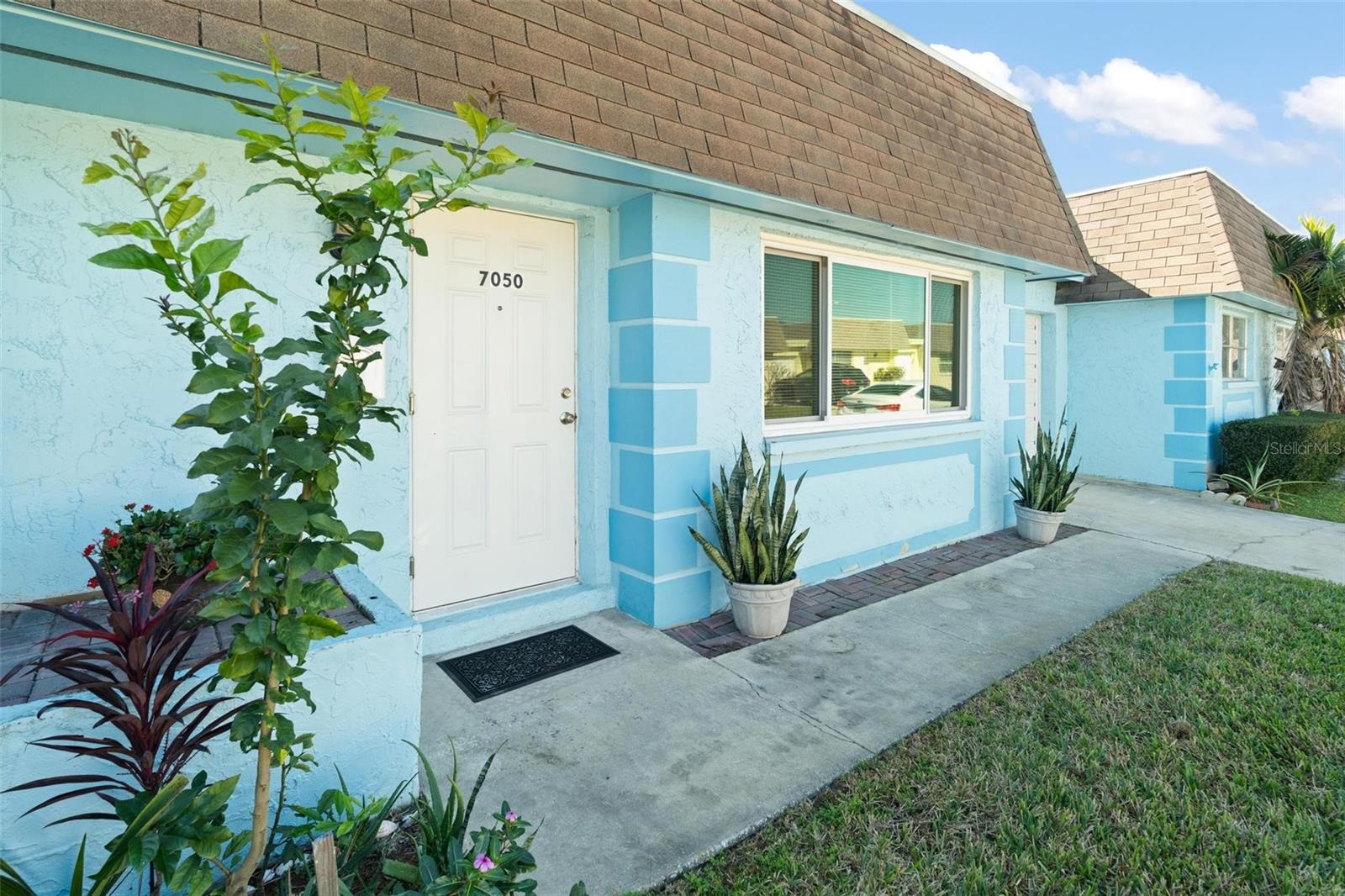 7050 Versailles N
