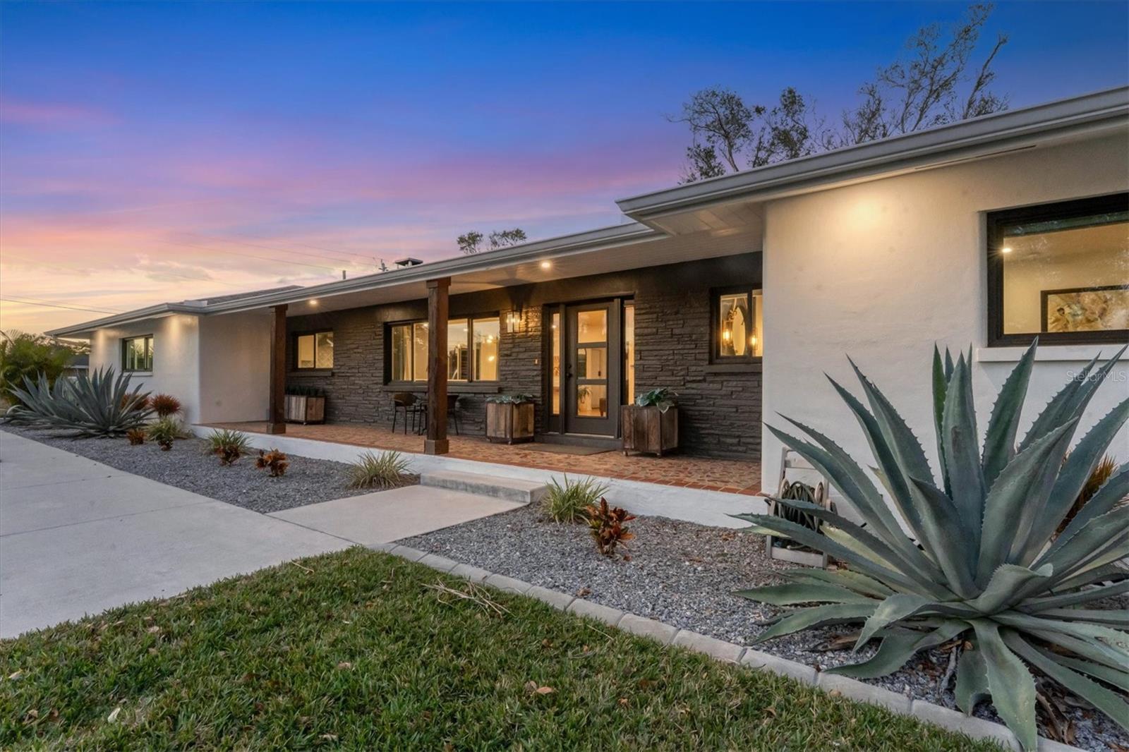 2411 Valencia Dr