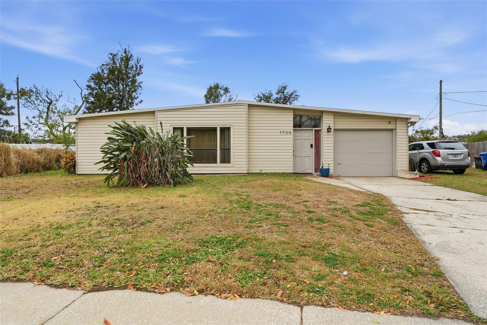 1709 Carnegie Cir