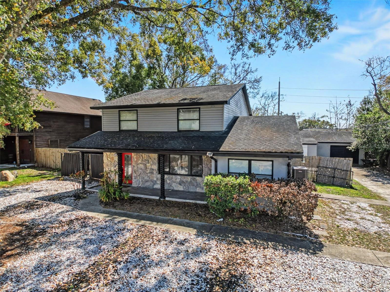 2206 Howard Ln