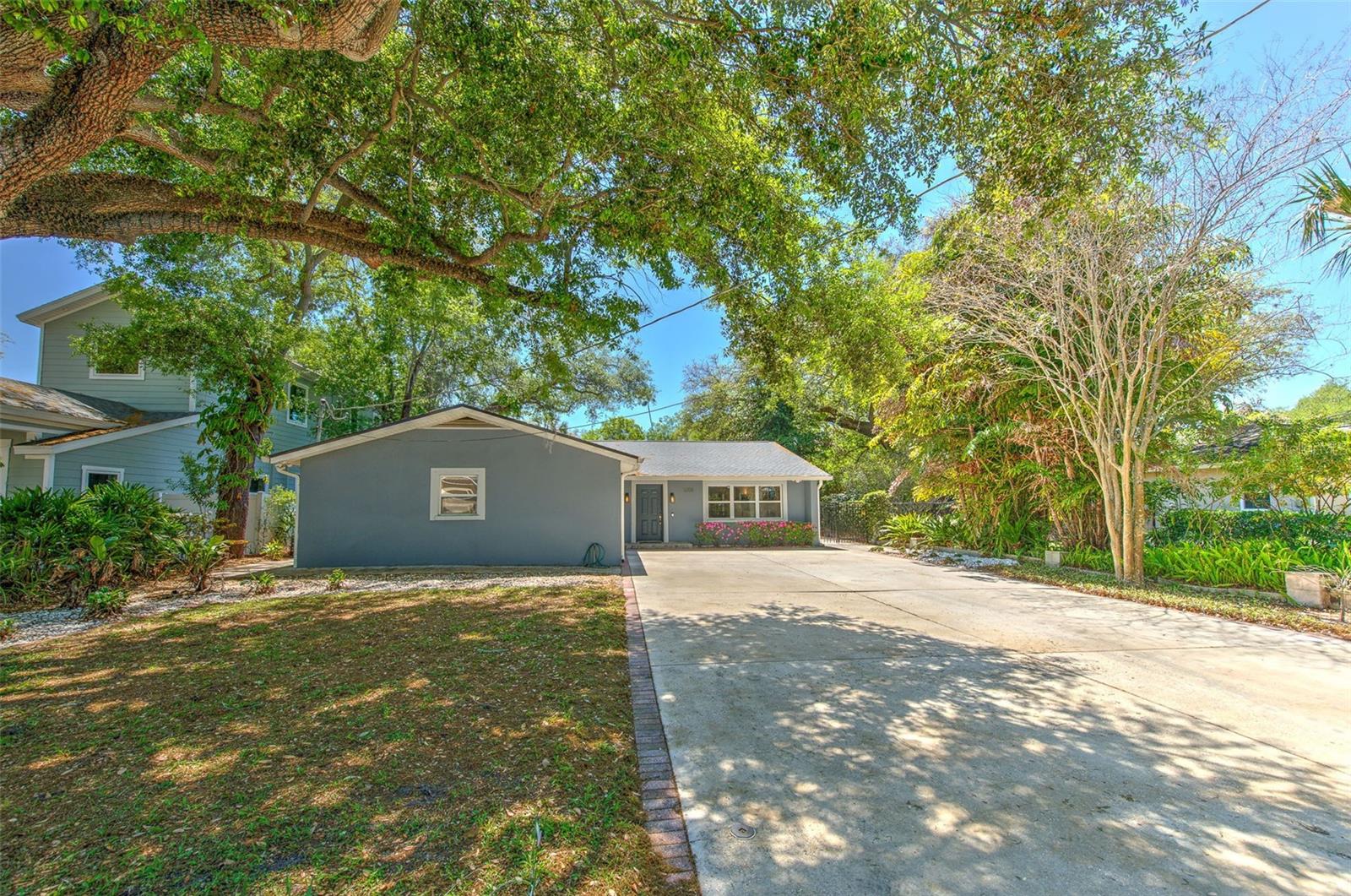 3208 W Hawthorne Rd